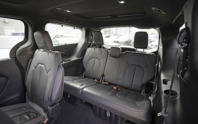 Chrysler Pacifica cena 104700 przebieg: 197000, rok produkcji 2018 z Białystok małe 497